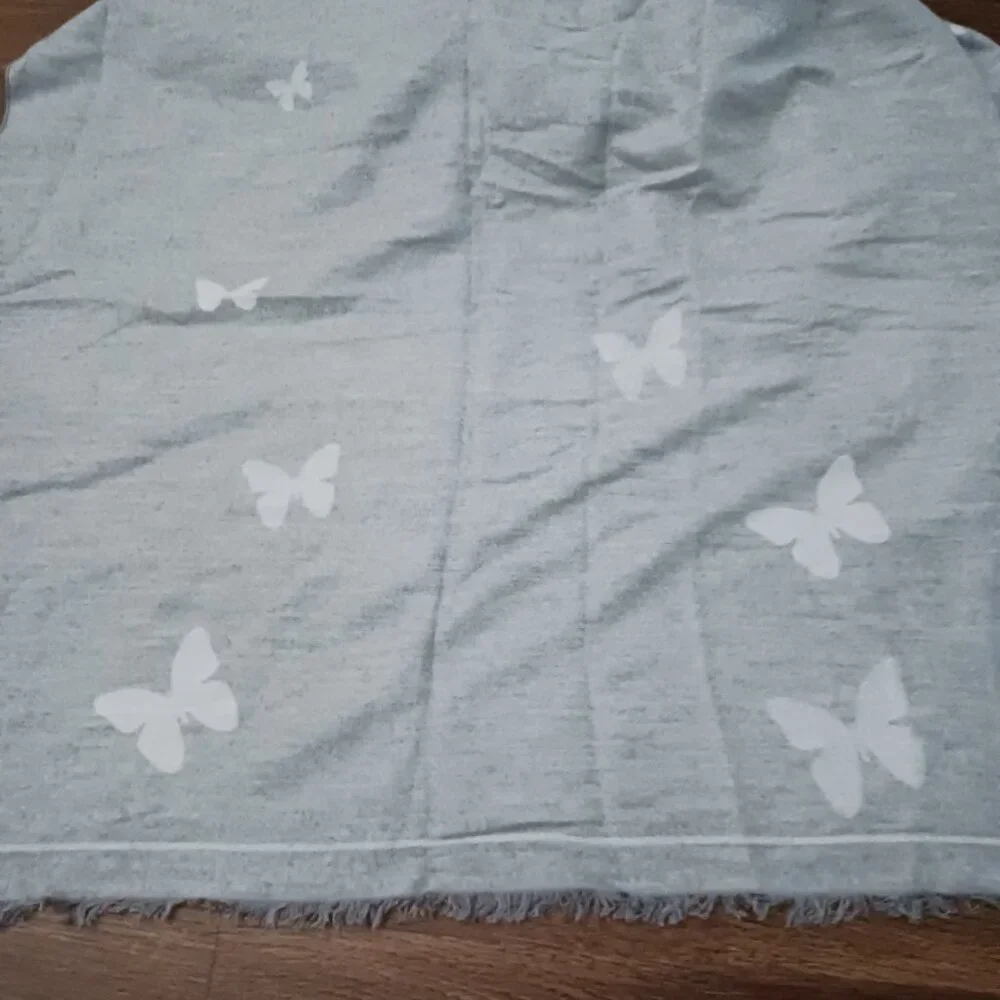 New Ann Taylor Women’s One Size Scarf Wrap Gray Butterfly Fringe‎ 28 x 75